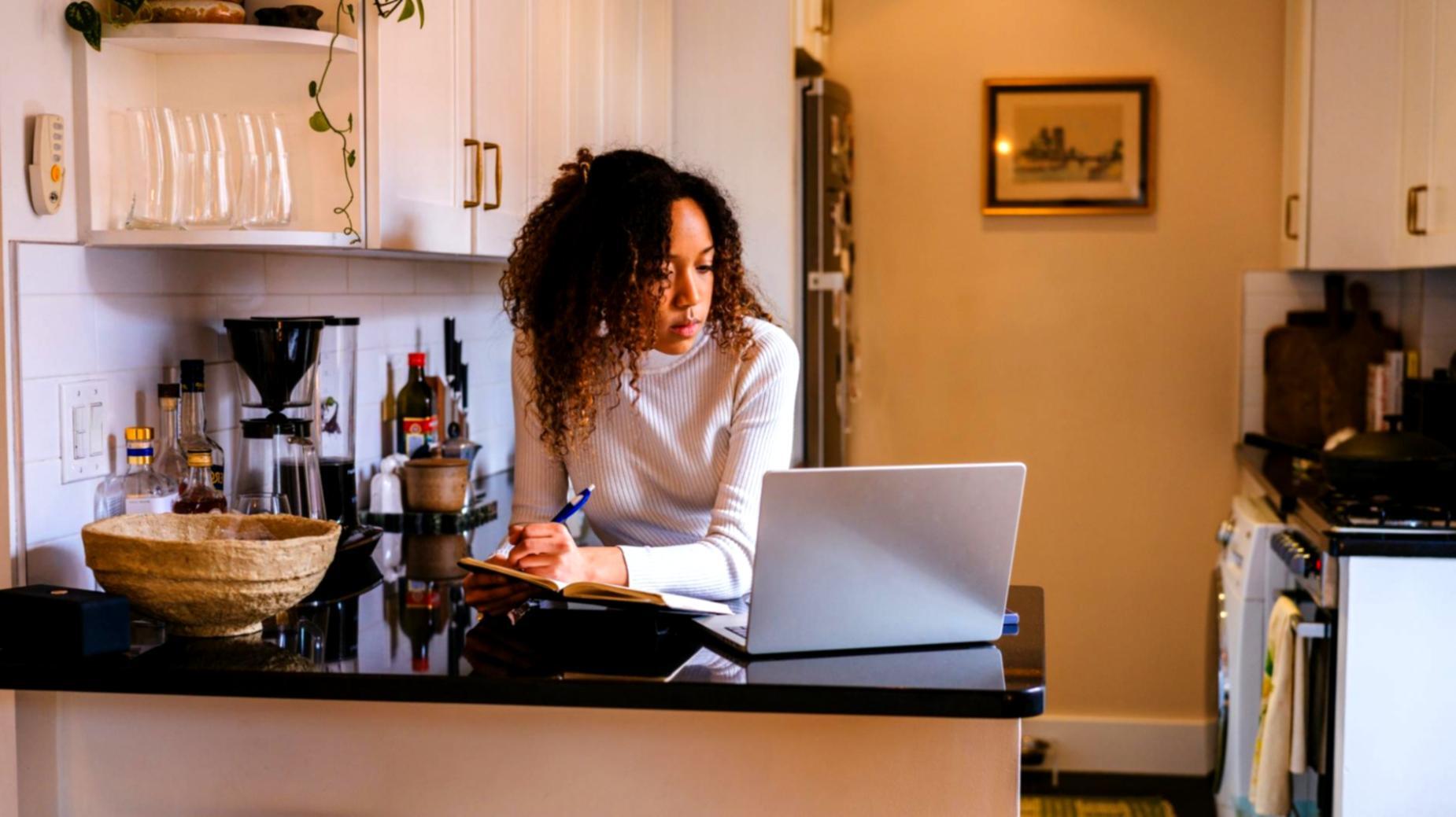 Деталі весільної зачіски з квітковими прикрасами