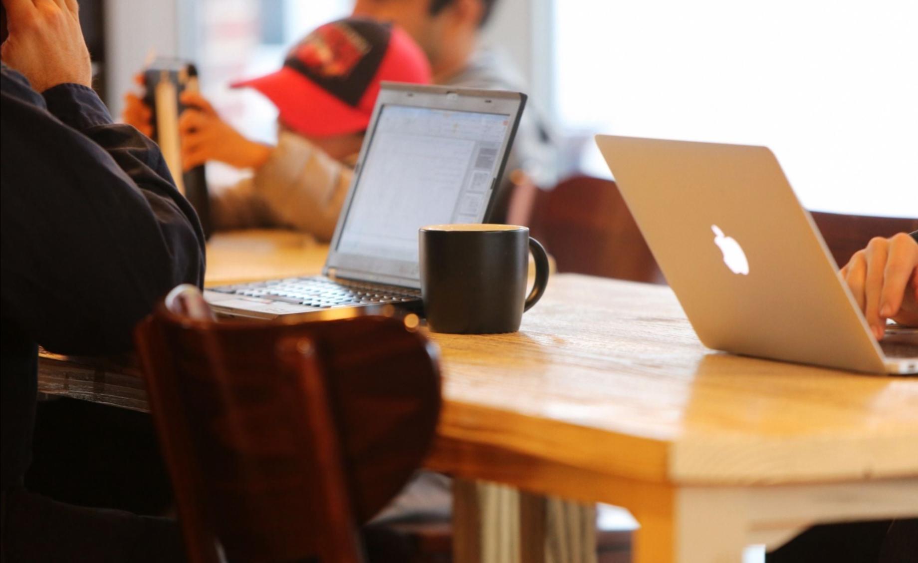 Випускниці курсу з весільних зачісок за роботою