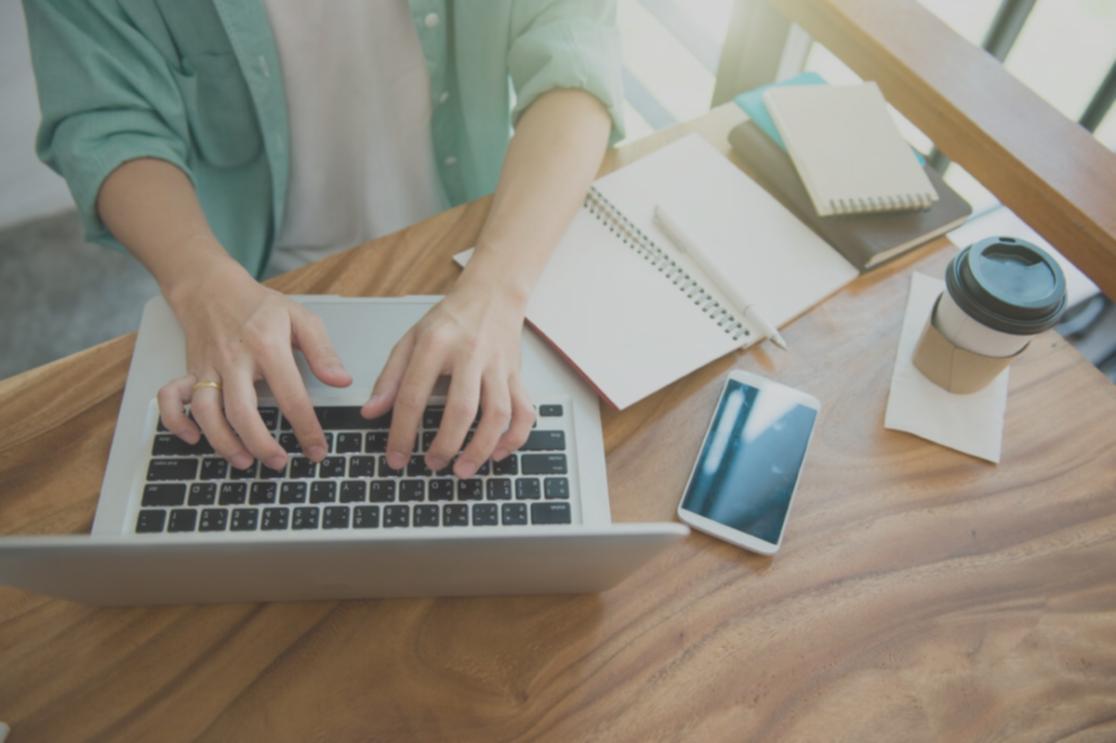 Студентка Novagiga Academy демонструє завершену весільну зачіску