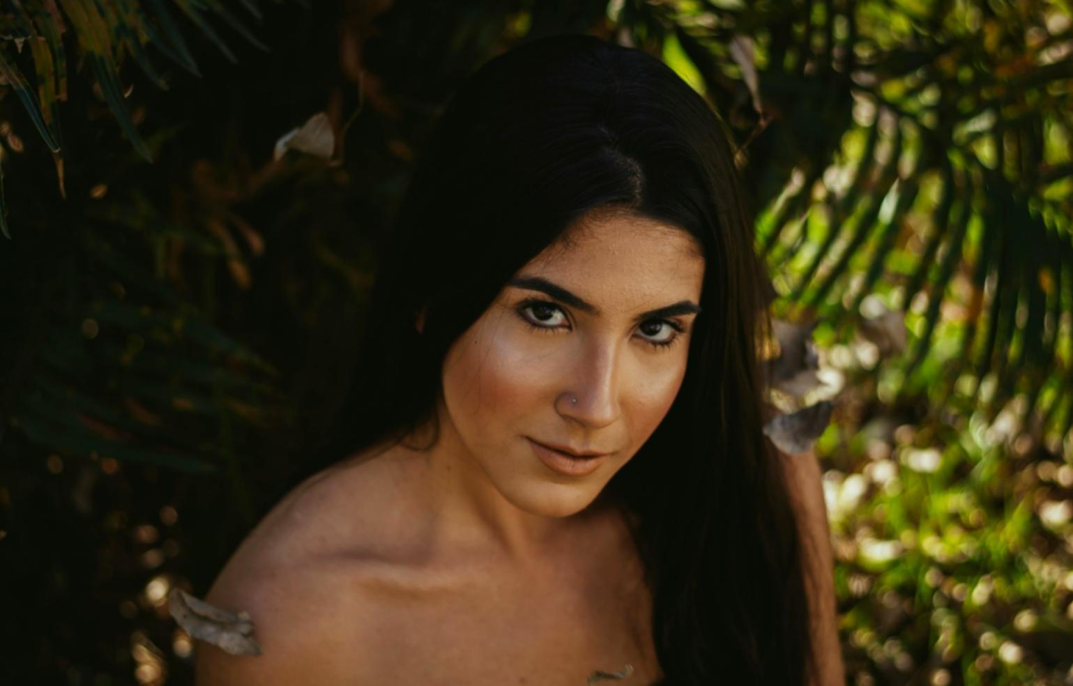 Студенти з різних країн практикують весільні зачіски під керівництвом викладача