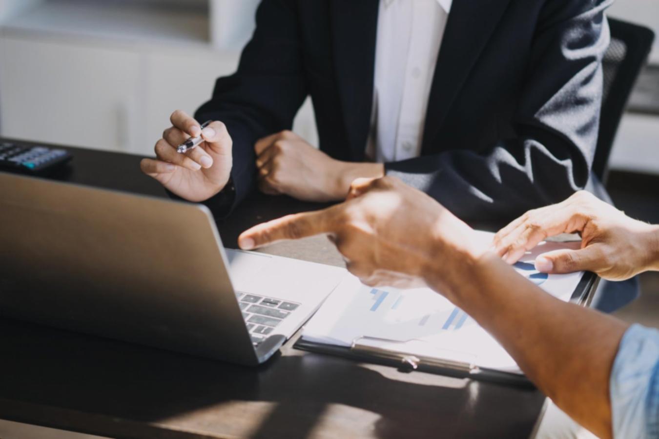 Студентка працює над складною технікою плетіння